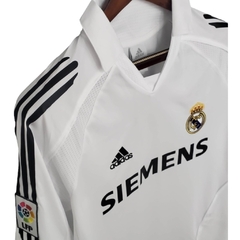 Imagem do Camisa Retrô Real Madrid I 05/06 - Masculina Adidas - Branca com detalhes em preto