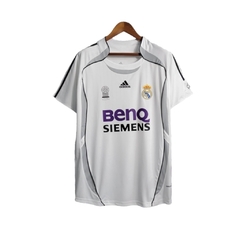 Camisa Retrô Real Madrid I 06/07 - Masculina Adidas - Branca com detalhes em preto e cinza