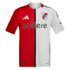 Camisa alternativa do River Plate 2025, modelo exclusivo com design vermelho e branco dividido ao meio. Feita com tecido premium e ideal para colecionadores e torcedores apaixonados