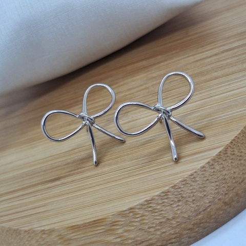 Brinco Laço de Fio Prata