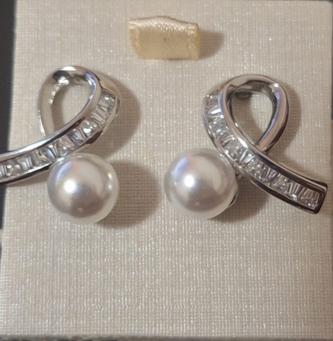 BRINCO PEROLA LAÇO RÓDIO