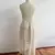 Imagem do Vestido feminino com renda fora do ombro, retalhamento elegante, gola V, alça e