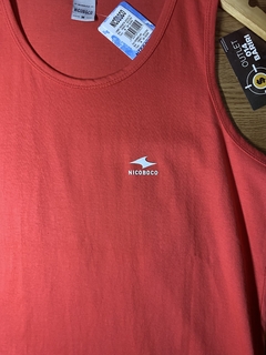 Regata Nicoboco Vermelha Logo - Outlet 014 Bariri