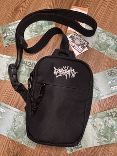 SHOULDER-BAG PRETA COM BORDADO BRANCO BAG CHRONIC