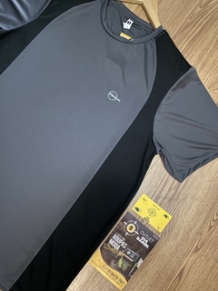 Camiseta DryFit Selene Cinza e Preta na internet