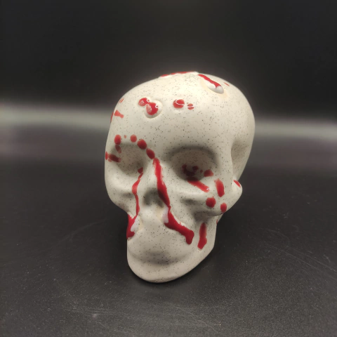 Calaca con manchas rojas