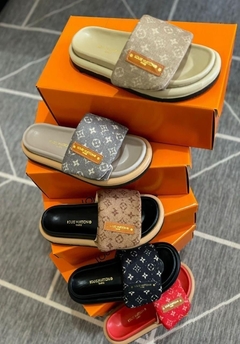 Chinelo Louis Vuitton na internet