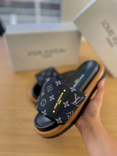 Chinelo Louis Vuitton na internet