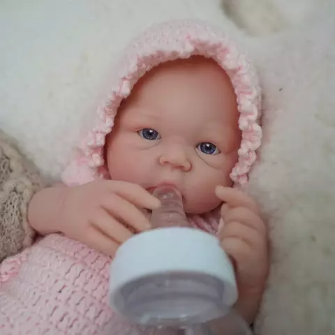 Boneca Bebêzinha Reborn Silicone Sólido 35cm Menina Com Olhos Azuis Realista|Suave ao toque|Frete Grátis - comprar online