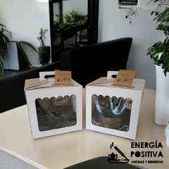 packaging: Imagen frontal de la presentación en cajas listas para obsequiar, con detalles cuidados. Regalo ideal holistico. Tienda de aromas y bienestar Energía Positiva.