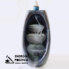 Cascada de humo 3 fuentes en uso con cono inverso. El humo desciende en forma por la misma mostrando el funcionamiento de la cascada de humo. Tienda de aromas y bienestar Energía Positiva