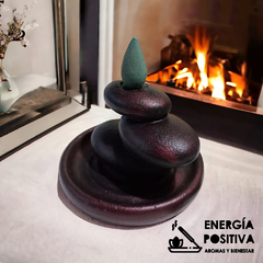 Las cascadas de humo htilizan un tipo particular de sahumerio, los conitos aromaticos inversos. Encender el conito y observar como desciende el humo por la fuente te ayuda a relajarte y a meditar. Tienda de aromas y bienestar Energía Positiva.