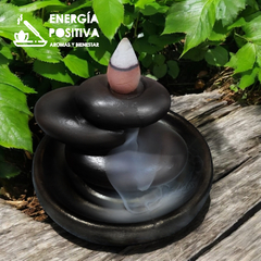 Cascada de humo 3 piedras en uso con cono invertido. El humo desciende por las piedras conectando la energía con la naturaleza, uso de cascada de humo. Tienda de aromas y bienestar Energía Positiva