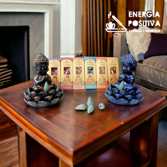 Cascada de humo Buda en flor de loto con cono inverso de Aromanza, Ullas, Hari Darshan o Namaste India. El humo envuelve al buda que parece flotar en la neblina al usar la cascada de humo. Tienda de aromas y bienestar Energía Positiva