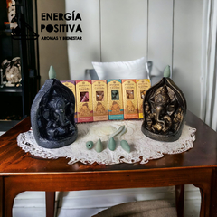 Cascada de humo Ganesha con cono invertidos Nasmate India, Dari Darshan, Aromanza o Ullas . El humo desciende en forma de cascada rodeando a Ganesha e interviniendo en la energía del hogar al darle uso de cascada de humo. Tienda de aromas y bienestar Ener