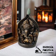 Cascada de humo modelo Ganesha en cueva. Detalle decorativo con base antideslizante. Tienda de aromas y bienestar Energía Positiva.
