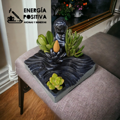 Cascada de humo Jardín Zen cuadrada en uso con suculentas y conos invertidos. El humo desciende desde la flor de loto por los escalones de los jardines de Buda, el uso de la cascada de humo el da energía positiva al espacio. Tienda de aromas y bienestar E
