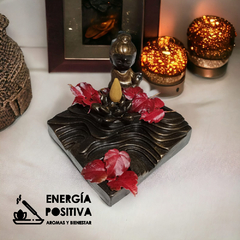 Cascada de humo Jardín Zen en uso con flores y conos inversos. El humo desciende desde la flor de loto por los escalones de los jardines de Buda, el uso de la cascada de humo el da energía positiva al espacio. Tienda de aromas y bienestar Energía Positiva