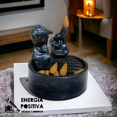 Fuente circular de yeso con efecto visual de humo en caída. Buda meditando. Aporta distinción y serenidad al hogar. Tienda de aromas y bienestar Energía Positiva.