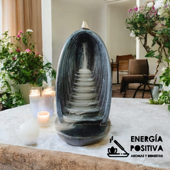 Cascada de humo Escaleras al cielo en uso. Se aprecia el humo descendiendo en forma de río, ilustrando el concepto “cascada de humo uso”. Tienda de aromas y bienestar Energía Positiva