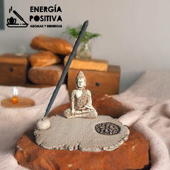 Objetos con la imagen de Buda, incluyendo portasahumerio de pasta piedra grande, crean un rincón espiritual ideal para meditar y atraer armonía al hogar. exclusivo de Energía Positiva. Tienda de aromas y bienestar.