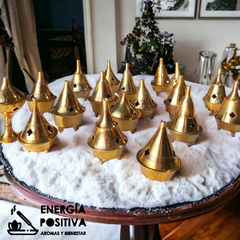 Sahumador bañado en Bronce ideal para usar con Sahumerio en Polvo Sagrada Madre. Formar con dedos o con la cuchara provista en la caja, un montículo en punta. Encender la parte superior y esperar unos segundos. Sofocar la llama con un movimiento rápido, a
