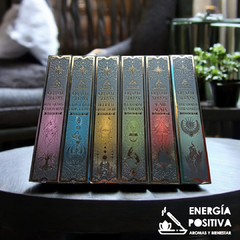 Foto de los sahumerios artesanales Crystal Scents con varillas y sus piedras semipreciosas (ágata, amatista, aventurina, cuarzo rosa, jade verde, labradorita, lapislázuli, ojo de tigre, pirita, turmalina), dispuestas en círculos por intención, simbolizand