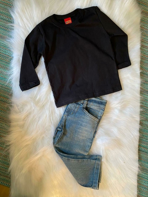 Conjunto camiseta preta killy e calça jeans