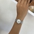 Reloj plateado fondo blanco