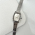 Reloj plateado correa con líneas