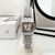 Reloj plateado cuadrado