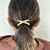 Accesorio para el cabello cruzado dorado en internet