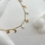 Choker con perlas, lunas y destellos