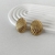 Aretes dorados con textura