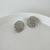 Aretes plateados con textura