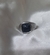 Anillo con piedra negra AQ