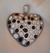 Dije corazón esmaltado blanco y negro en AQ