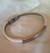 Pulsera simil cuero blanco con detalles y cierre en AQ