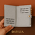 Carteira Minimalista cinza em detalhes dourados na internet