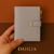 Carteira Minimalista cinza em detalhes dourados - comprar online