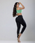 Modelo usando calça skinny preta que levanta o bumbum, destacando a silhueta feminina.