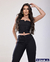 Modelo vestindo calça skinny preta básica da Tóka.21, com blusa cropped, posando de forma confiante.