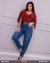 Mulher vestindo calça jeans feminina modelo Barrel da marca Tóka21, combinada com blusa e casaco de tricô em tom terra