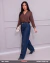 Mulher vestindo calça feminina wide leg azul escuro com blusa marrom e sapato de salto marrom