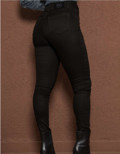 Calça Skinny Preta na internet