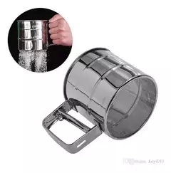 Polvilhador Inox Luxo Peneira Caneca Farinha Gatilho Tapioca