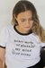 camiseta feminina ringer cor branca punhos e gola preto estampada com a frase heart made of glass my mind of stone
