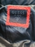 Campera marca GUESS plumas Talle L en internet