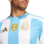 Camisa de futebol Adidas Argentina I 2024 para torcedores, com detalhes em azul e branco e logo da AFA.