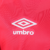 Logo da Umbro em uma camisa vermelha do Athletico Paranaense